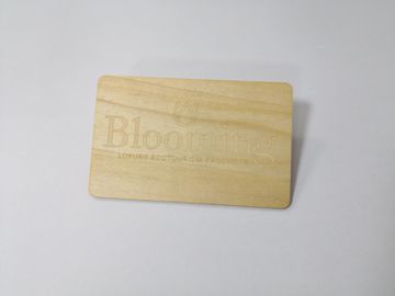 Членская карта размера кредитной карточки КР80 деревянная с обломоком НФК ИК 13.56МХЗ