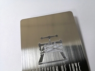 Изготовленным на заказ почищенное щеткой серебряное лазера визитных карточек металла выгравированное отрезком золотое
